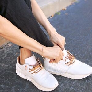 Esseutesse Leather Fringe Sneaker - White